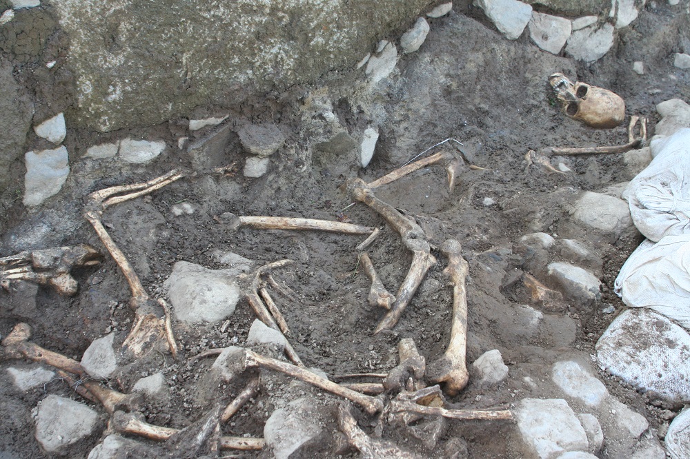 04_発掘調査で確認された人骨(発掘調査時の写真)