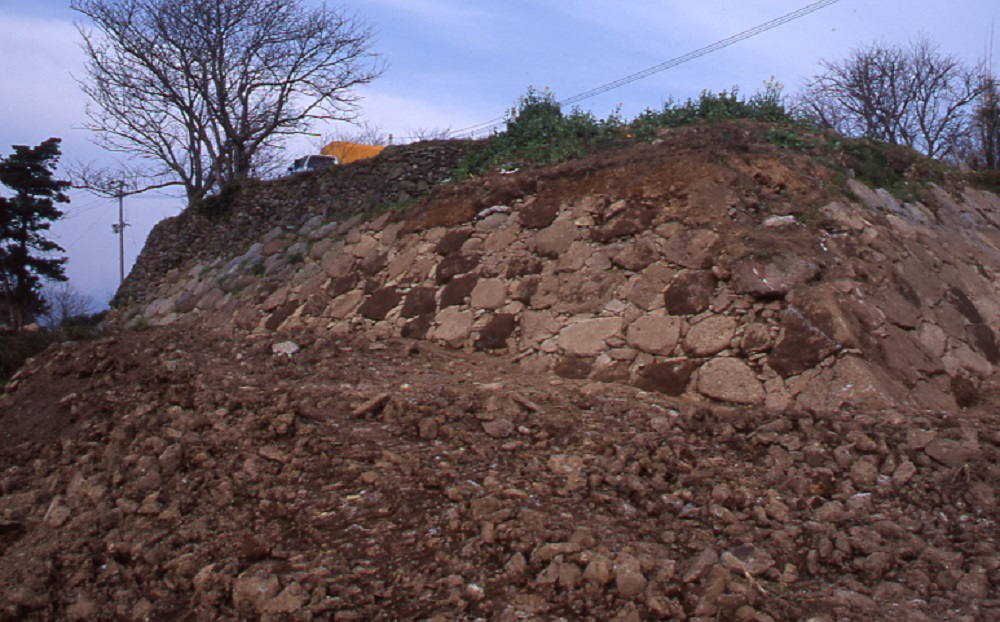 08_櫓台石垣破却状況(発掘調査時の写真)