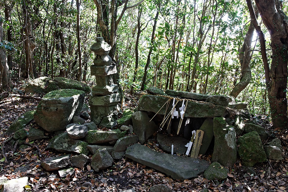 07_安満岳山頂の石造物群_日暮雄一撮影