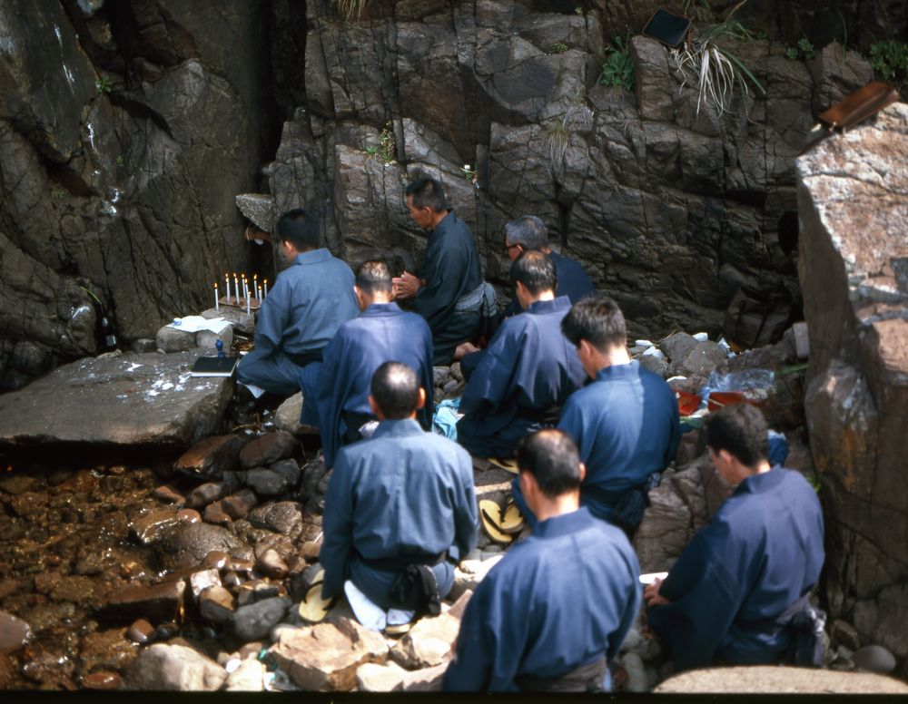 10_中江ノ島での「お水取り」(島の館蔵)