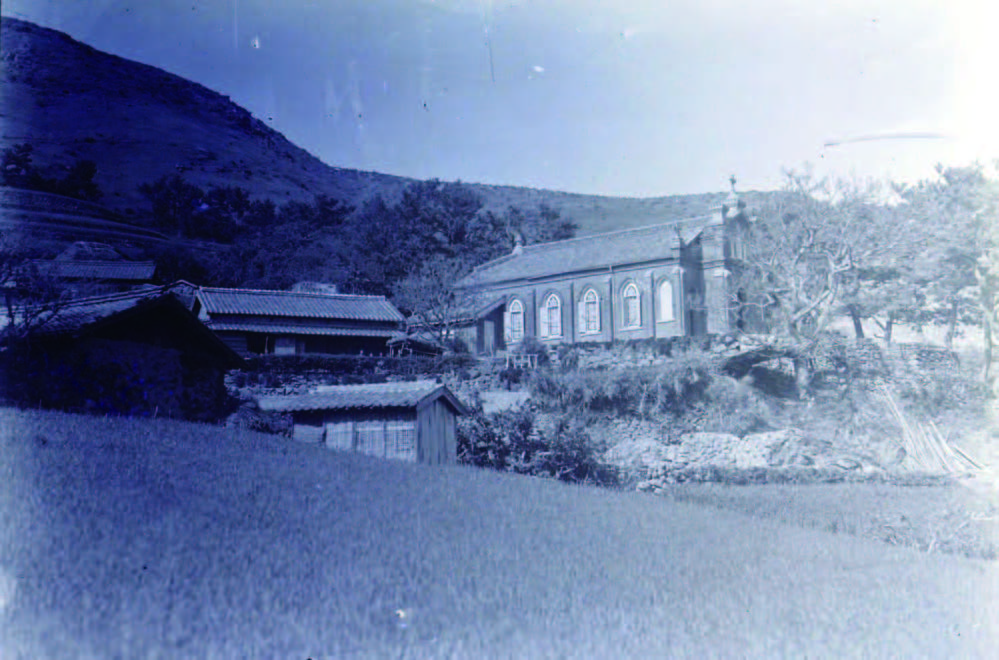 08_帳方屋敷の側に建つ旧野首教会堂(1935年頃)