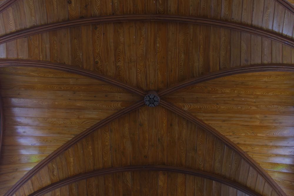 04_想いがしみこんだ手描きの天井