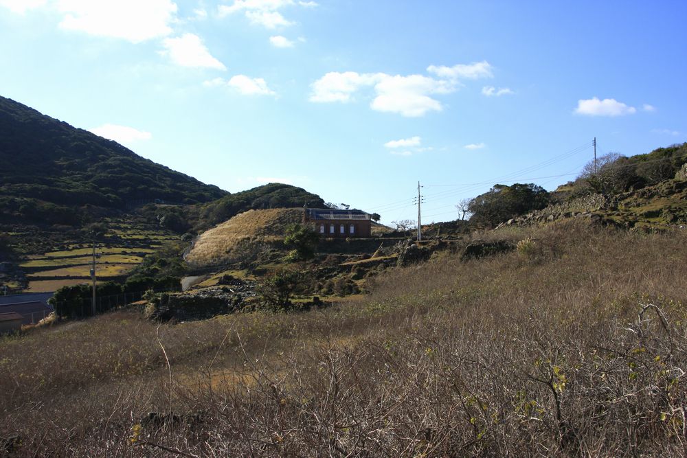 01_海をのぞむお城のような教会堂