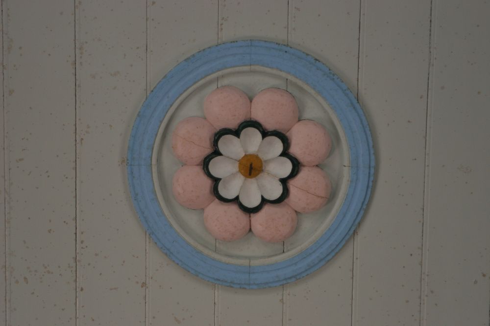 02_パステルカラーの堂内に施された優しい花々の装飾